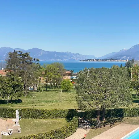 The Sunny Lake - With Pool Lejlighed *
